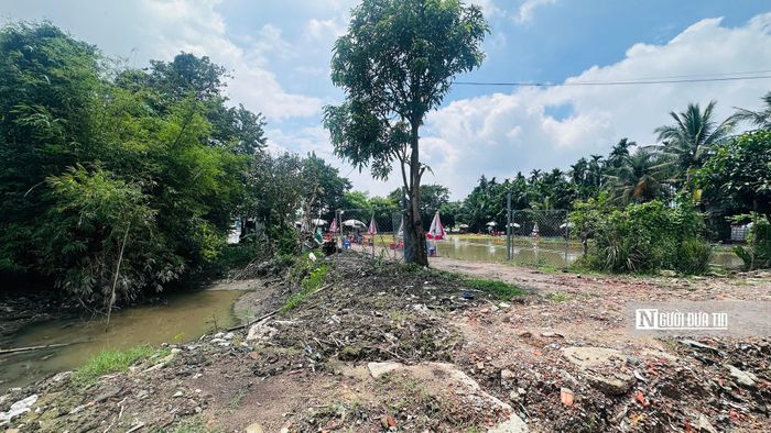 Ông Nguyễn Văn T. (ngụ phường Thuận An) cho biết, hàng chục năm qua sống ven sông Sài Gòn cho gia đình ông nhiều hoa lợi như trồng được cây ăn trái và khai thác thủy sản trên sông. Quan trọng hơn, được sống tại vùng đất ven sông ít ồn ào, không khí trong lành nên không muốn chuyển đi đâu. Nhưng ông vẫn sẵn sàng hưởng ứng chủ trương của chính quyền với hi vọng hạ tầng ngày càng khang trang để phục vụ người dân. Giống như ông T., nhiều hộ gia đình khác dù có nhà đất gắn bó lâu năm vẫn tự nguyện cắm cọc mốc ranh giới giải tỏa để sớm giao đất cho nhà nước.