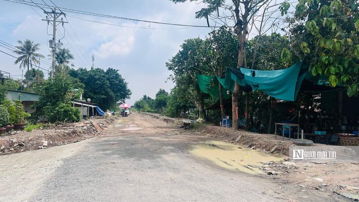 Trao đổi với PV, đại diện phóng Kinh tế - Hạ tầng phường Thuận An cho biết, theo quyết định phê duyệt chủ trương đầu tư, dự án tại phường Thuận An có điểm đầu tại rạch Bà Lụa, điểm cuối tại cảng An Sơn. Tổng chiều dài tuyến khoảng 3,4 km, quy mô 6 – 8 làn xe, lộ giới từ 32 - 42 mét. Dự án đường ven sông Sài Gòn qua phường Thuận An thuộc nhóm B, có tổng mức đầu tư gần 2.163 tỷ đồng; trong đó 1.265 tỷ đồng là kinh phí giải phóng mặt bằng, 898 tỷ đồng còn lại là kinh phí xây dựng.