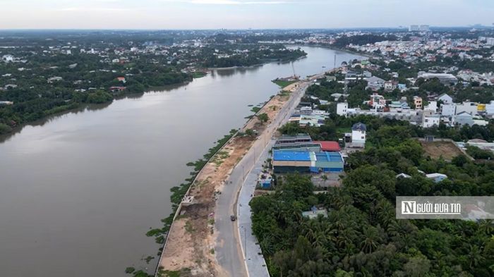 Dự án xây dựng đường ven Sông Sài Gòn (đoạn qua địa bàn tỉnh Bình Dương cũ) có tổng mức đầu tư gần 9.400 tỷ đồng, trong đó chi phí giải phóng mặt bằng hơn 7.600 tỷ đồng, diện tích đất bị thu hồi hơn 33ha và hơn 550 hộ dân, tổ chức có đất bị ảnh hưởng, được bồi thường.