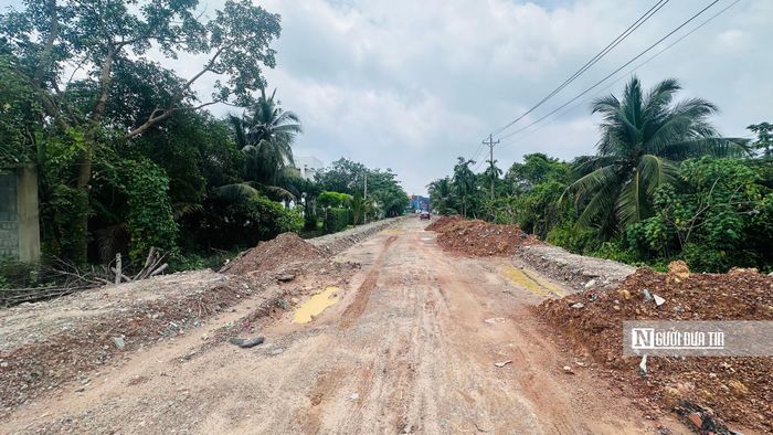 Trong đó, tuyến đường dài hơn 7,4km đi qua địa bàn 3 phường Lái Thiêu, Bình Hòa và Thuận An lâu nay chỉ là một tuyến đường bờ bao rộng 3-5m để phục vụ việc đi lại của người dân. Tuy nhiên tuyến đường này đã xuống cấp, nhiều đoạn chắp vá và có những đoạn chỉ là đường đất, sình lầy mỗi lúc triều cường hoặc sau những trận mưa lớn.