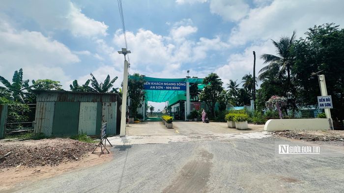 Dọc tuyến còn một vài bến thủy nội địa xen kẽ khu dân cư bên sông Sài Gòn. Nổi bật nhất là bến đò khách ngang sông An Sơn – Nhị Bình, mỗi ngày đưa hàng nghìn người và phương tiện qua sông Sài Gòn để di chuyển về hướng quận 12, huyện Hóc Môn (cũ).