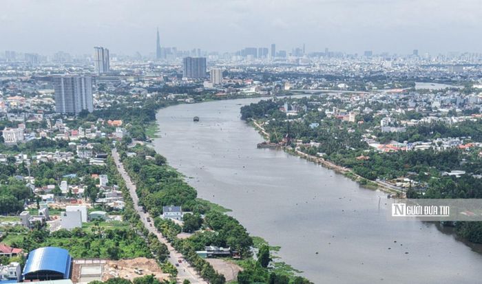 Theo Quy hoạch chung Tp.HCM đến năm 2040, tầm nhìn 2060, thành phố sẽ đầu tư tuyến đường ven sông Sài Gòn có tổng chiều dài 78,2 km, mặt cắt rộng từ 4 - 8 làn xe, kéo dài từ xã Bình Khánh (huyện Cần Giờ trước đây) đến ranh giới tỉnh Tây Ninh. Đây được xem là tuyến giao thông chiến lược giúp kết nối với các trục huyết mạch như Vành đai 2, 3, 4; cao tốc Bến Lức - Long Thành, cao tốc Tp.HCM - Mộc Bài, Quốc lộ 13, Quốc lộ 22… Khi hoàn thành, tuyến đường không chỉ "chia lửa" cho các tuyến đường quá tải xung quanh, mà còn mở ra cơ hội lớn để phát triển các khu đô thị thương mại - dịch vụ, không gian xanh, du lịch và tái cấu trúc cảnh quan đô thị ven sông.