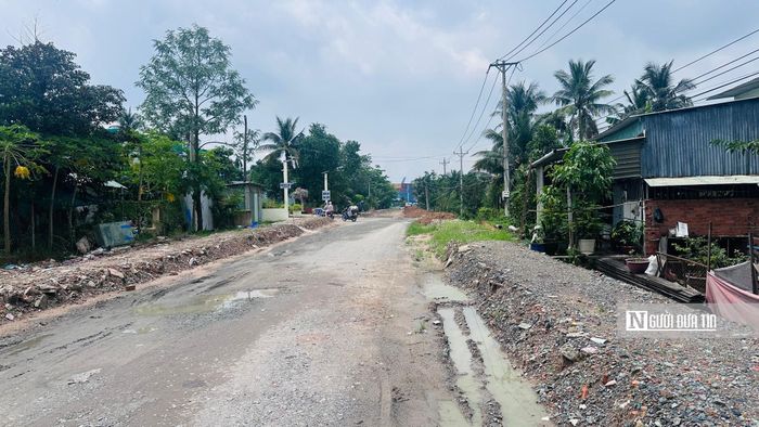 Đường ven sông đi qua khu vực phường Thuận An (Tp.HCM) chủ yếu vẫn lá đường đất, mặt đường chỉ rộng khoảng 3 mét, bề mặt không đồng đều, nhiều "ổ voi". Dù khu vực này không xa trung tâm đô thị, nhưng do thiếu đường kết nối và tập quán của người dân, nên hiện hạ tầng và cảnh quan còn mang dáng dấp của một vùng quê.