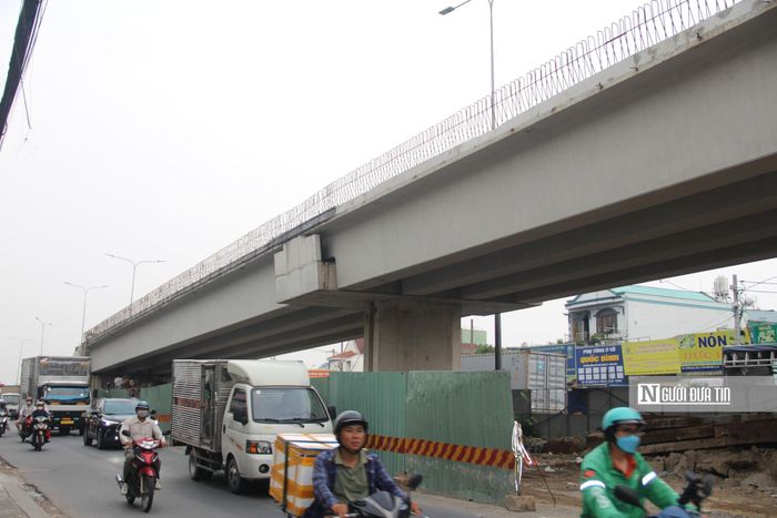 Ghi nhận vào đầu tháng 10, dự án đã hoàn thành phần cầu vượt chính nằm trên quốc lộ, trong khi đường dẫn lên cầu vượt vẫn đang được đẩy nhanh thi công.