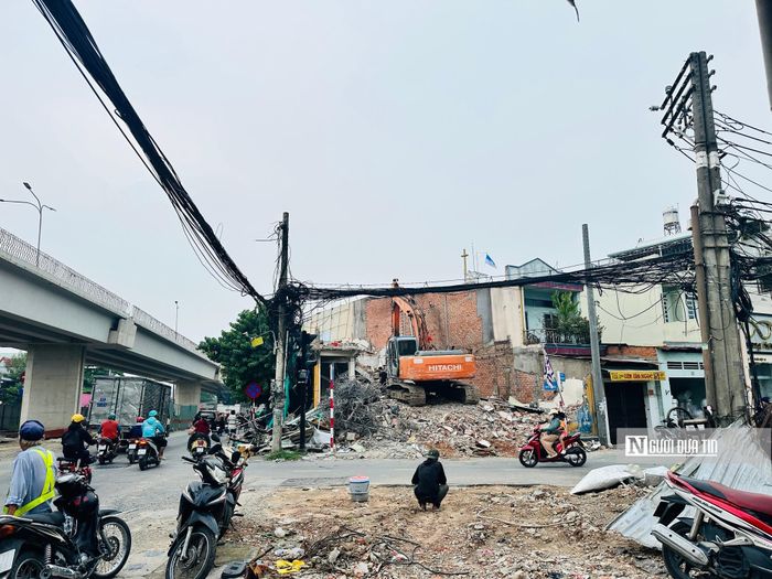 Phần dưới cầu, nơi giao với giữa Quốc 1A và đường Nguyễn Thị Đặng được giải tỏa để thực hiện mở rộng giao thông. Để thực hiện dự án, chính quyền Tp.HCM bồi thường, giải phóng mặt bằng ảnh hưởng đến 16 hộ dân, với tổng diện tích đất sử dụng khoảng 2,52 ha.
