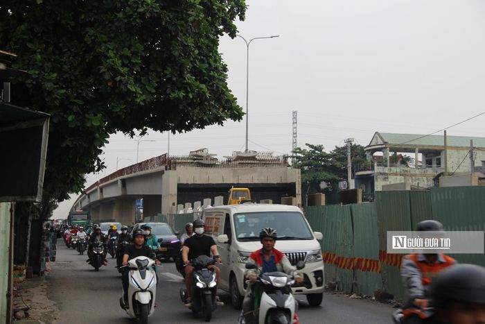 Theo Ban Quản lý các công trình giao thông Tp.HCM, việc triển khai dự án gặp nhiều khó khăn do công trình nằm trên Quốc lộ 1, mặt cắt ngang tuyến chỉ rộng khoảng 28 - 32 m, trong khi lưu lượng giao thông tại lớn bậc nhất Tp.HCM. Mặt bằng dành cho thi công chỉ còn khoảng 11 mét, gây nhiều trở ngại trong việc tổ chức đồng thời nhiều mũi thi công.