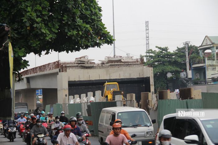 Ngoài thi công phần đường dẫn, đơn vị thi công còn bố trí nhiều công nhân, máy móc để thi công hạng mục lan can cầu vượt, san lấp gầm cầu… Người dân sinh sống quanh khu vực kỳ vọng công trình sớm hoàn thành, góp phần chấm dứt tình trạng ùn tắc kéo dài nhiều năm.