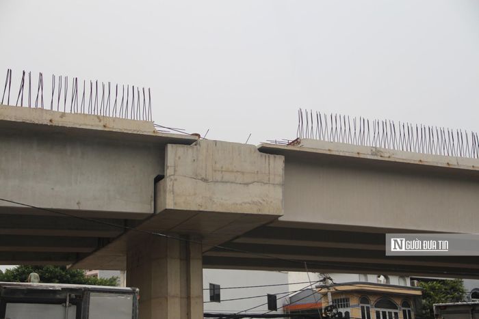 Đối với phần đường, hạng mục cọc ép đã hoàn thành; các tấm panel tường chắn có cốt được đúc xong và đang trong giai đoạn tiến hành lắp đặt; công tác đắp đường đầu cầu cũng đang được gấp rút triển khai.