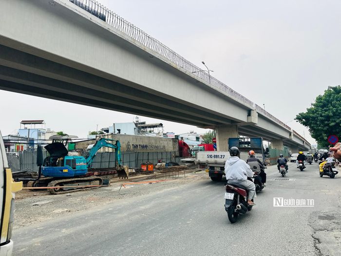 Nút giao Ngã tư Đình là giao lộ của các tuyến đường gồm Quốc lộ 1, Nguyễn Văn Quá, Tân Thới Hiệp 20 và Nguyễn Thị Đặng. Việc mở rộng, nâng cấp hạ tầng giao thông tại khu vực này là vô cùng cấp thiết, không chỉ kéo giảm tình trạng xung đột các phương tiện khi lưu thông và tránh ùn ứ, kẹt xe, mà còn tạo nền tảng nâng cao năng lực kết nối của khu vực trong những năm tới.