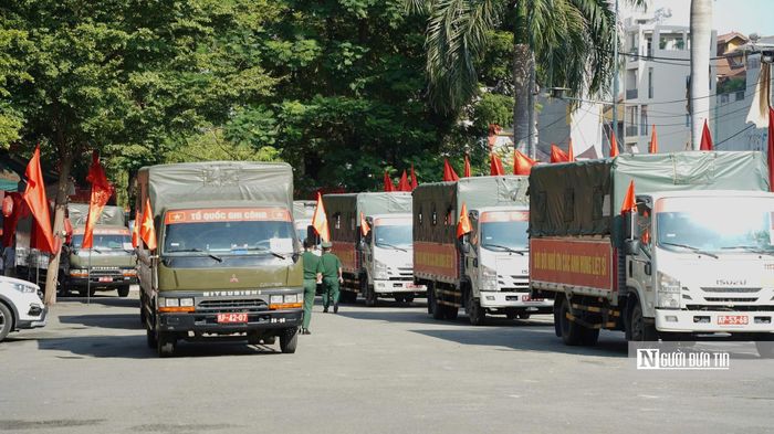 Đoàn xe chở hài cốt liệt sĩ từ công viên Lê Thị Riêng đến Nghĩa trang Tp.HCM.