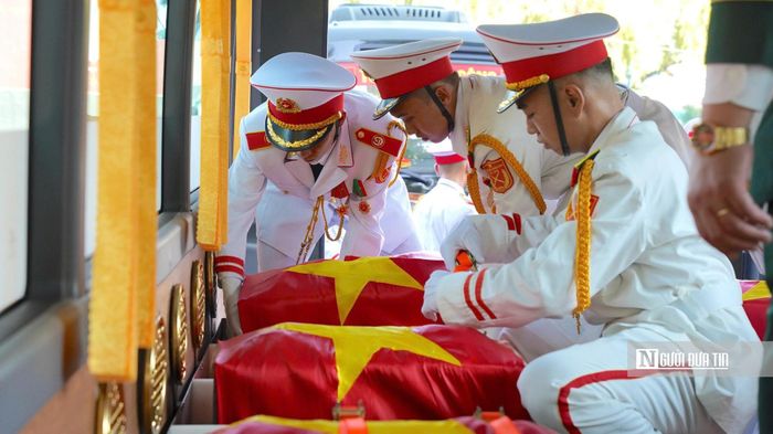 Các hài cốt liệt sĩ được đưa lên xe.