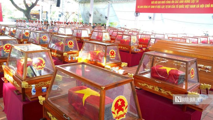 Từng hài cốt liệt sĩ được đặt trang trọng trong các quách phủ Quốc kỳ.