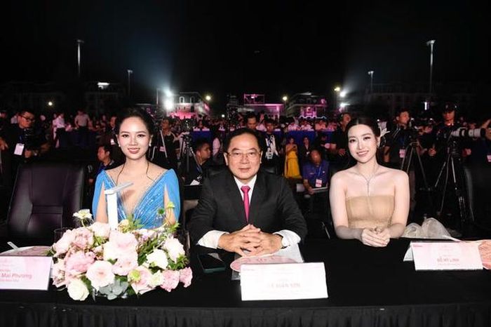 Hoa hậu Mai Phương và Hoa hậu Đỗ Mỹ Linh, nhà báo Lê Xuân Sơn - nguyên Tổng biên tập Báo Tiền Phong, Trưởng Ban cố vấn cuộc thi Hoa hậu Việt Nam 2026. Ảnh: Báo Tiền Phong.