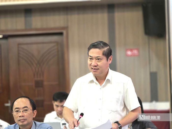 Ông Phan Thái Bình, Phó Chủ tịch UBND thành phố Đà Nẵng, góp ý tại phiên họp.