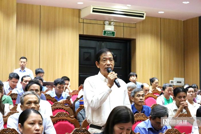 Cử tri Đà Nẵng phát biểu, nêu những kiến nghị liên quan đến đời sống người dân và hoạt động của chính quyền cơ sở tại hội nghị tiếp xúc cử tri.