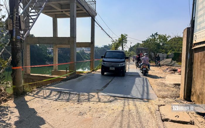 Tại một số vị trí, người dân phải di chuyển qua những tấm thép được đặt tạm trên mặt đường.