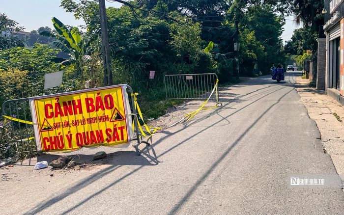 Tại một số vị trí, phần mép đường đã bị sạt xuống phía lòng sông.