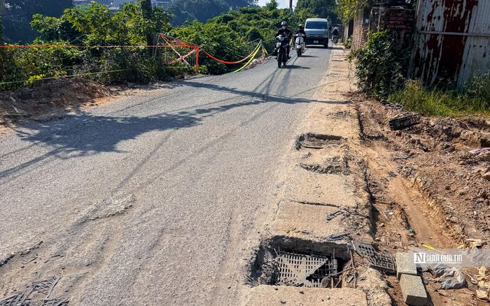 Nhiều nắp cống không còn nguyên vẹn, có vị trí bị vỡ, tạo thêm các điểm mất an toàn ngay sát phần đường dành cho phương tiện.