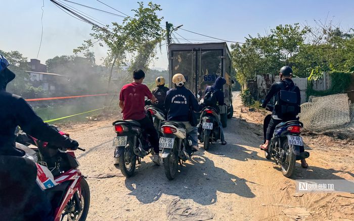 Có đoạn, phần mặt đường sát bờ sông bị sạt lở nghiêm trọng, kéo dài, khiến nguy cơ mất an toàn giao thông hiện hữu.