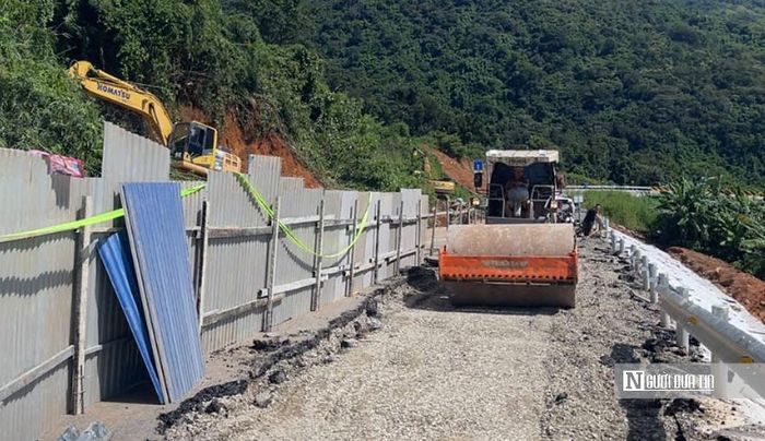 Đơn vị thi công lu lèn lại nền đường.