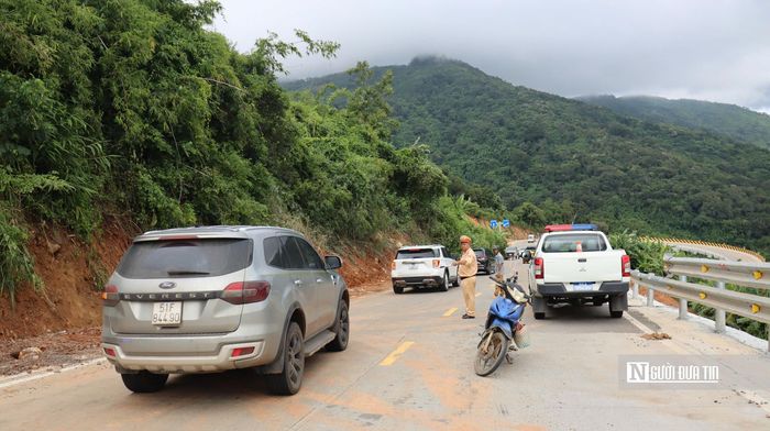 Các đơn vị đảm bảo an toàn cho phương tiện đi lại ở điểm sạt trượt tại tuyến đường Quốc lộ 28B.