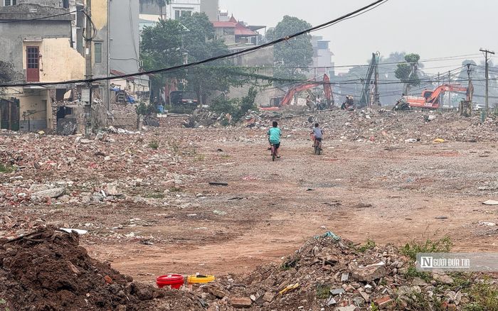 Cụ thể, tại buổi làm việc ngày 23/9 với các Ban Quản lý dự án đầu tư xây dựng của thành phố về tình hình, kết quả triển khai nhiệm vụ và những kiến nghị, đề xuất, Phó Bí thư Thường trực Thành ủy Hà Nội Nguyễn Trọng Đông đã lưu ý, khi người dân đã bàn giao nhà, đất để thực hiện dự án, các cơ quan, đơn vị phải khẩn trương tổ chức thi công, không để xảy ra tình trạng đã có mặt bằng sạch nhưng dự án chậm triển khai.
