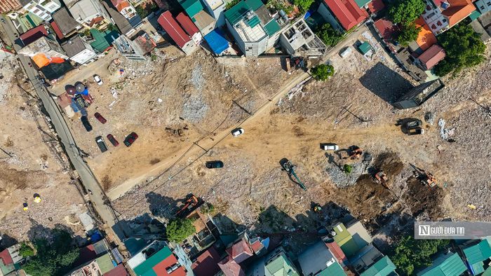 Xác nhận nhanh với Người Đưa Tin, lãnh đạo UBND phường Đông Ngạc cho biết, công tác giải phóng mặt bằng đoạn đường này đã hoàn tất và bàn giao mặt bằng cho đơn vị thực hiện thi công.