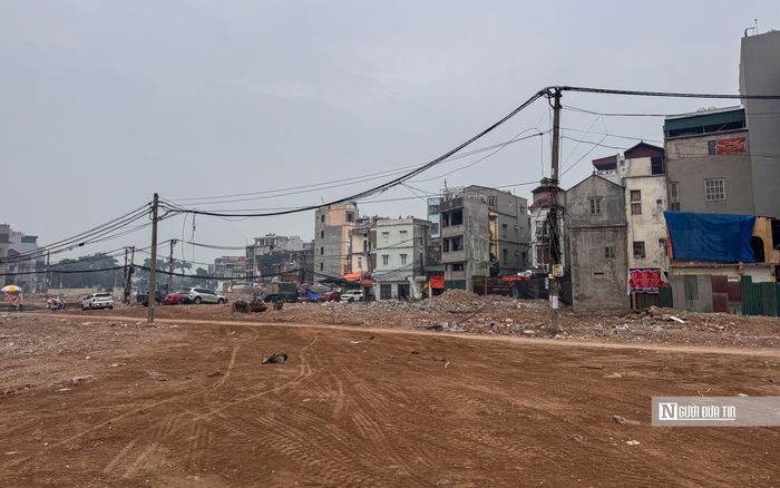 Tuy nhiên, ghi nhận của Người Đưa Tin ngày 10/10, tại khu vực phạm vi thực hiện dự án đường Tây Thăng Long thuộc phường Đông Ngạc đã thực hiện xong công tác giải phóng mặt bằng vẫn chưa có bất cứ hoạt động thi công nào.