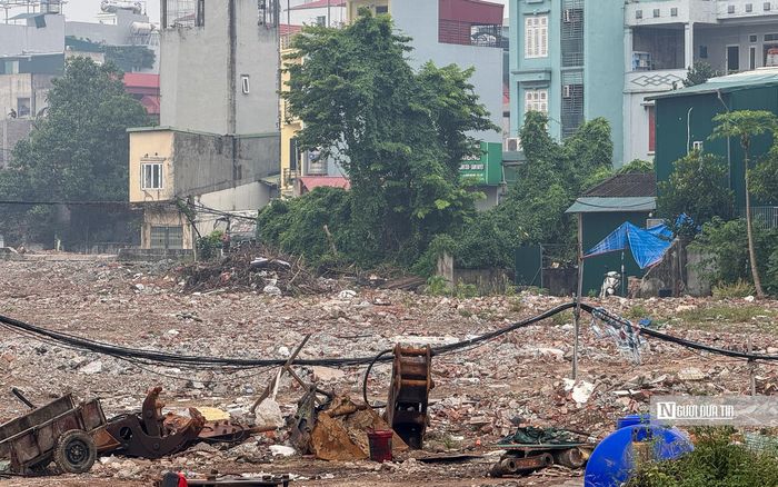 Xung quanh vẫn chỉ là bãi đất trống sau khi hàng loạt ngôi nhà, công trình nằm trong phạm vi dự án bị phá dỡ.