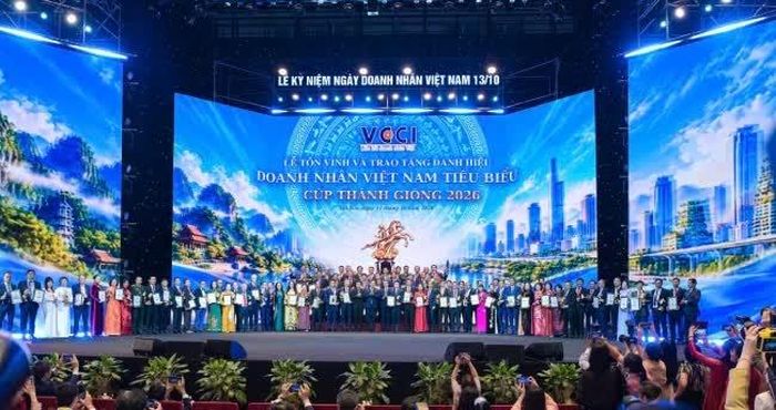 Phó Thủ tướng Chính phủ Phạm Gia Túc chụp ảnh lưu niệm cùng các doanh nhân tiêu biểu.
