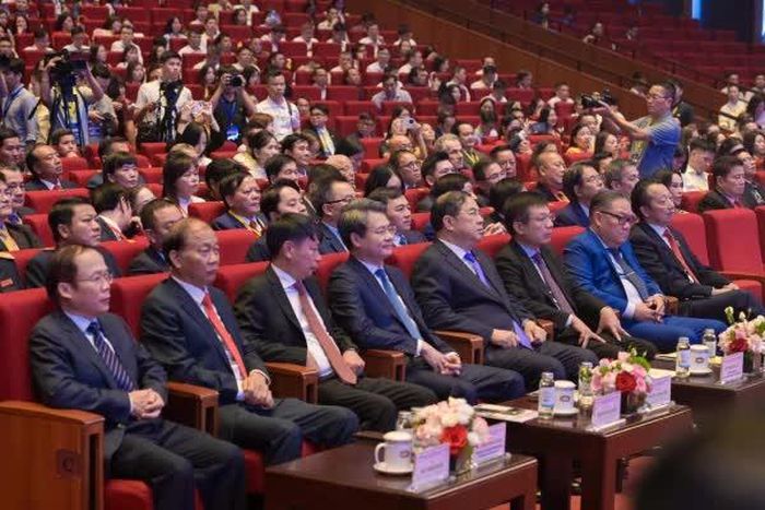 Phó Thủ tướng Thường trực Chính phủ Phạm Gia Túc cùng các đại biểu tham dự sự kiện.