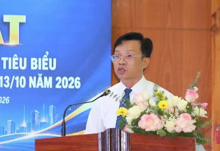 Chủ tịch UBND xã Tuy Phước Tây Tô Minh Chánh chia sẻ với các doanh nhân. 
