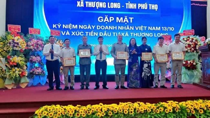 Đại diện các doanh nghiệp tham gia buổi gặp mặt kỷ niệm Ngày Doanh nhân Việt Nam 13/10 và xúc tiến đầu tư xã Thượng Long.
