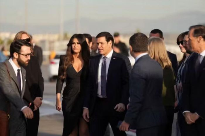 Ông Guilfoyle và Ngoại trưởng Marco Rubio tại sân bay quốc tế Eleftherios Venizelos gần Athens hôm 8/10. Ảnh: WSJ.