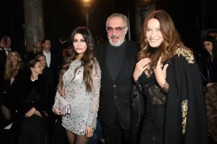 Guilfoyle cùng ông trùm vận tải biển Hy Lạp Nikolas Tsakos và Carla Bruni tại Tuần lễ thời trang Paris vào tháng 1. Ảnh: Getty.