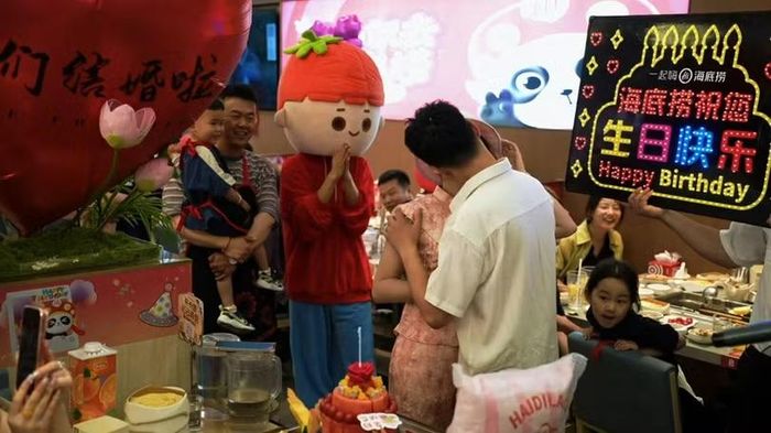 Đám cưới "ba không" tại nhà hàng lẩu Haidilao. Ảnh: HK01.
