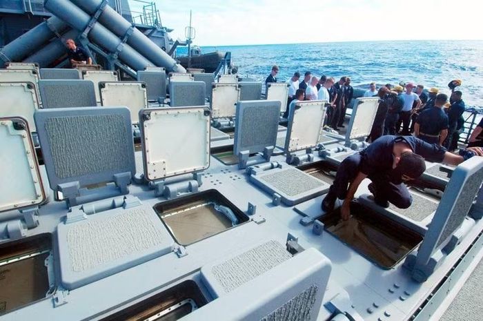 Hệ thống phóng thẳng đứng (VLS) Mk41 trên tàu khu trục tên lửa USS Fitzgerald (DDG-62). Ảnh: TWZ,
