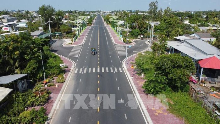Đồng Tháp đang từng bước xây dựng hoàn thiện hệ thống giao thông, tạo điều kiện thuận lợi vận chuyển hàng hóa, tiết kiệm thời gian, chi phí cho doanh nghiệp. Ảnh: Nhựt An - TTXVN