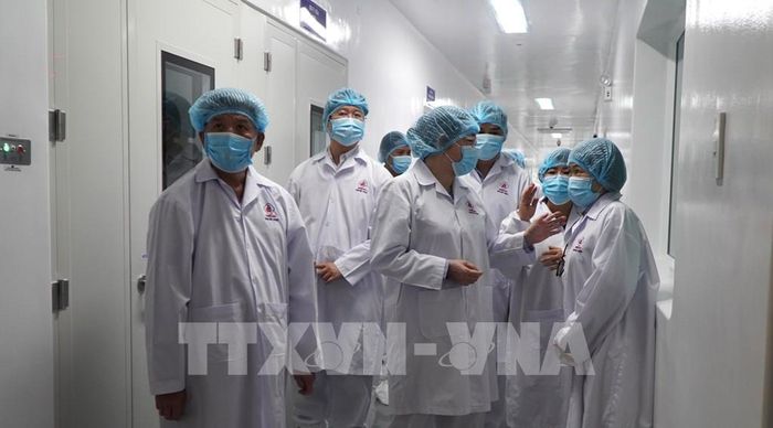 Lãnh đạo tỉnh Đồng Tháp tham quan bên trong nhà máy sản xuất dược phẩm của Công ty Cổ phần xuất nhập khẩu y tế Domesco. Ảnh: Nhựt An - TTXVN