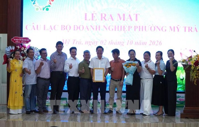 Lãnh đạo UBND phường Mỹ Trà trao quyết định thành lập và ra mắt Câu lạc bộ doanh nghiệp phường Mỹ Trà, tỉnh Đồng Tháp. Ảnh: Nhựt An - TTXVN