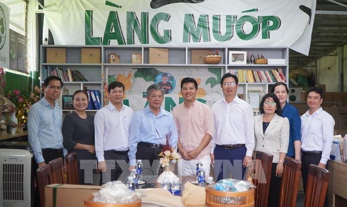 Lãnh đạo tỉnh Đồng Tháp và địa phương đến thăm, nghe thông tin về tình hình hoạt động của Công ty TNHH Green Is Gold, chuyên sản xuất các sản phẩm từ xơ mướp để xuất khẩu. Ảnh: Nhựt An - TTXVN