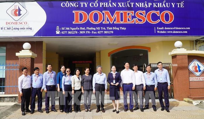 Đoàn công tác lãnh đạo tỉnh Đồng Tháp đến thăm, nghe thông tin về tình hình hoạt động của doanh nghiệp trên địa bàn tỉnh. Ảnh: Nhựt An - TTXVN