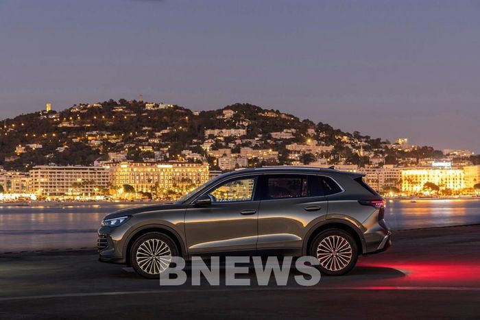 Một trong những công nghệ nổi bật trên Tiguan mới là hệ thống kiểm soát khung gầm DCC Pro với giảm chấn hai van, cho phép cân bằng giữa sự êm ái trong những hành trình hàng ngày và khả năng vận hành linh hoạt khi cần thiết