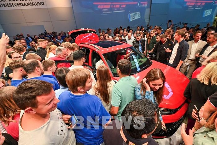 Tiguan hoàn toàn mới - Mẫu xe bán chạy nhất của Volkswagen ra mắt toàn cầu lần đầu tiên trước sự chứng kiến của đội ngũ 10.000 nhân viên nhà máy Wolfsburg, ở Đức