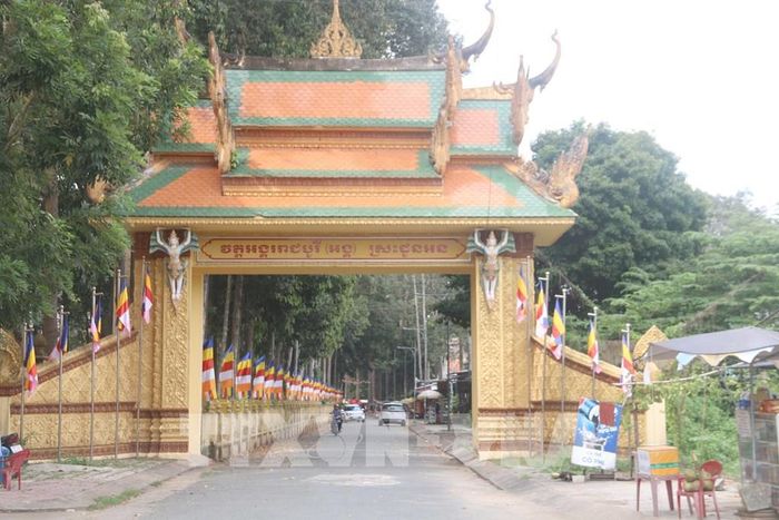 Đường vào Cụm di tích danh thắng Ao Bà Om - Chùa Âng - Bảo tàng văn hóa dân tộc Khmer phường Nguyệt Hóa, tỉnh Vĩnh Long. Ảnh : Phúc Sơn - TTXVN