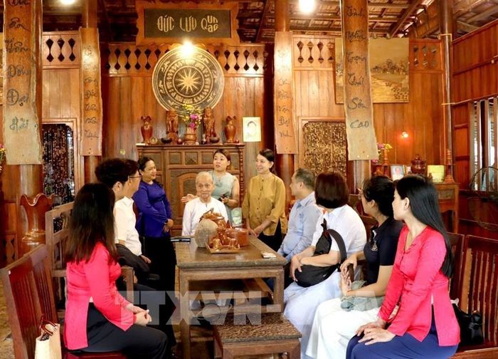 Du khách tham quan và tìm hiểu Nhà Dừa CocoHome Vĩnh Long kiến trúc Nam Bộ truyền thống được xây dựng và trang trí từ hơn 4.000 . Ảnh: Phúc Sơn - TTXVN