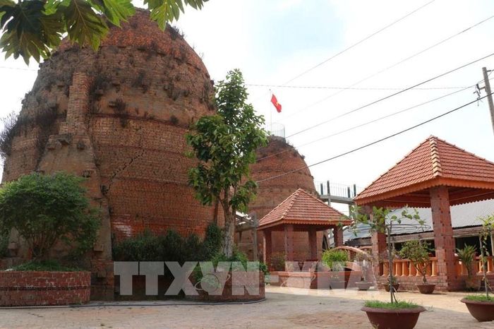 Những lò gạch cũ bên dòng kênh Thầy Cai - dấu ấn của nghề truyền thống được tỉnh Vĩnh Long định hướng phát huy giá trị gắn với du lịch. Ảnh: Phúc Sơn - TTXVN