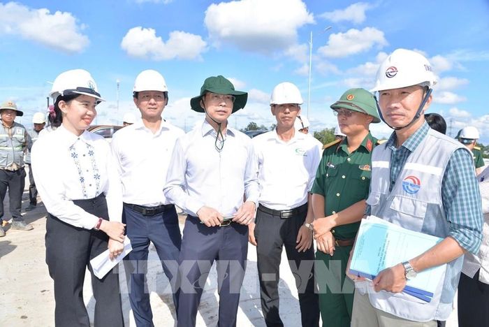 Chủ tịch UBND tỉnh Đồng Tháp Nguyễn Thanh Nhàn khảo sát Dự án thành phần 2 cao tốc Cao Lãnh - An Hữu tại nút giao với cao tốc Trung Lương - Mỹ Thuận. Ảnh: Công Trí - TTXVN