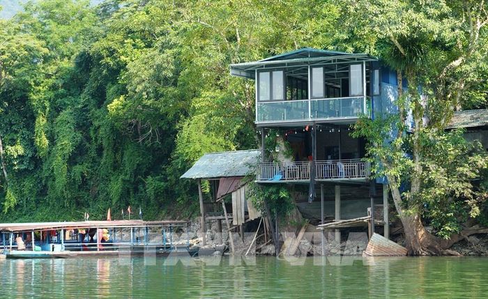 Một công trình vi phạm liên quan đến đất đai tại khu vực hồ Ba Bể. Ảnh: Hoàng Nguyên - TTXVN