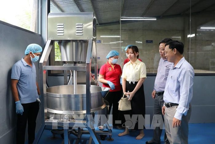 Trung tâm Khuyến công và Xúc tiến thương mại (Sở Công Thương tỉnh Vĩnh Long) phối hợp với các đơn vị liên quan tổ chức nghiệm thu Đề án “Hỗ trợ ứng dụng máy móc thiết bị tiên tiến vào sản xuất Dừa sáp sấy” tại Công ty TNHH Sản xuất Thương mại Dịch vụ ABC Việt Nam, phường Hòa Thuận, tỉnh Vĩnh Long. Ảnh: Thanh Hòa - TTXVN